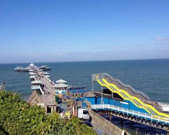 Llandudno holiday home - Llandudno - Outdoors view