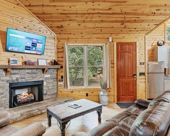 Cabin For Two Near Helen w Spa Amenities - Cornelia