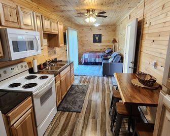 Barndominium 'Knotty Pines Cabin', Minutes From Orv Trails. - Luther - Cocina