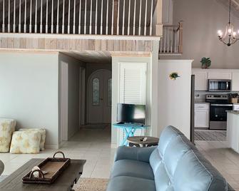 Island Home with Beautiful View, Private Pool and 60 ft Dock/ Generator - Green Turtle Cay - Living room