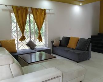 Nature Breeze Resort - Pondicherry - Living room