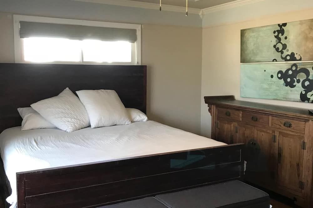 A peaceful retreat less than a mile to campus and uptown oxford!! - Oxford - Bedroom