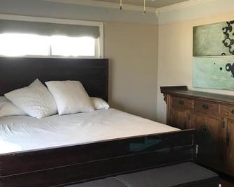 A peaceful retreat less than a mile to campus and uptown oxford!! - Oxford - Bedroom