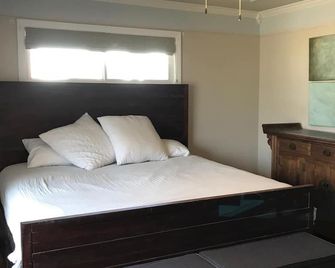 A peaceful retreat less than a mile to campus and uptown oxford!! - Oxford - Bedroom