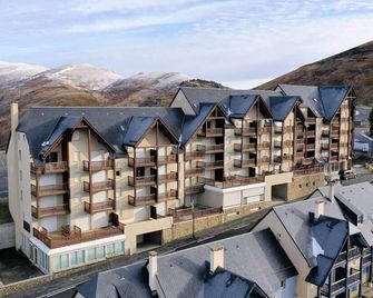 Charmant appart à Peyragudes 6 pers, terrasse sud, navette, parking gratuit, proche pistes et ski - FR-1-695-41 - Germ - Edificio