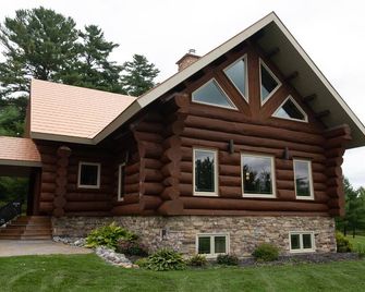 Timber Frame Log Cottage, across from the French River, great for big families - French River - Building