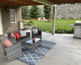 Licensed suite with hot tub near Summerhill Winery - Kelowna - Patio