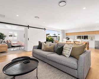 Seas the Day with the comforts of home & spa - Mount Maunganui