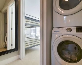 Seattle Vacation Home: Off The Wall - Seattle - Laundry facility