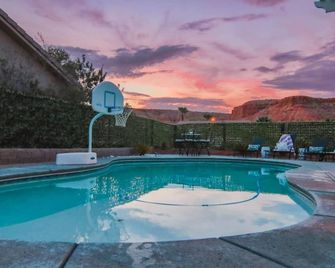 Heated Pool at Turtle Cove Sleeps 12 - Mesquite - Bazén