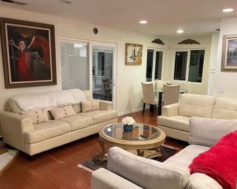 San Diego Lovely Villa-10-Minutes from the Ocean - Vista - Living room