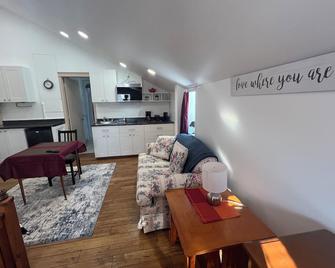 Trendy In-Town Studio - Fast Wifi & Work Desk - Fredericton - Living room