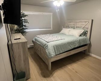 Cozy Twinhome . Close to shopping and restaurants , small dogs are welcome. - West Fargo - Bedroom