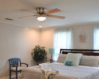 Midtown Aquamarine- Smart Home, Walk To Zoo! - Hattiesburg - Bedroom