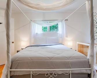 The Look Out: 'Relaxing Finger Lakes Retreat Close to Ithaca!' - Interlaken - Bedroom