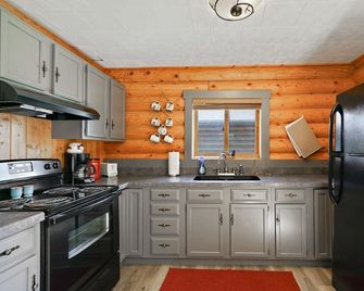 Boulder River Cabin | Riverfront Views | Sleeps 4 - Big Timber - Kitchen