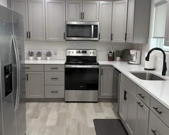 Luxury Modern Space B 2-bedroom townhome in Burley with all the amenities. - Burley - Kitchen