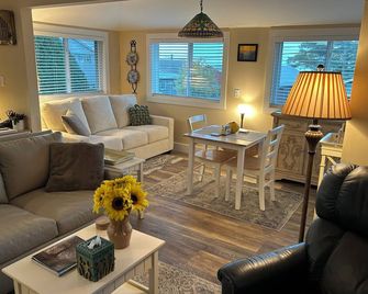Charming Lakeview Cottage in Heart of the Berkshires - Pittsfield - Sala de estar
