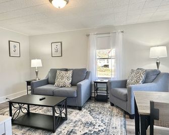 2 BR Apt Walkable to inside Park! [Acadia Outpost] - Bar Harbor - Living room