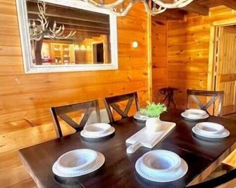 Wilderness Cove Campground - Saluda - Їдальня