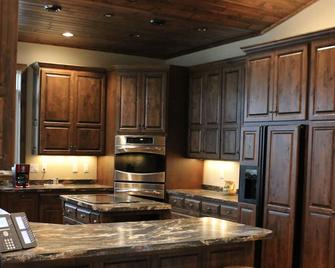 Maple Drive Lodge Getaway - Perfect for Large Groups! - Alexandria - Kitchen