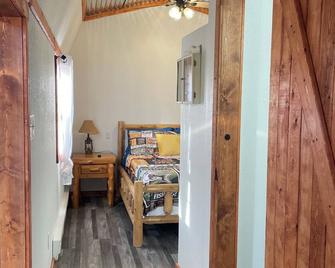 Charming 2-bedroom cabin with WiFi and AC in Licking - Licking - Habitación