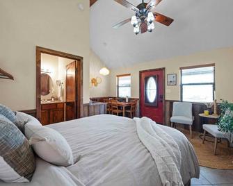The Tasman at Nicole Creek Cabins - Waco - Bedroom