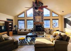 Private and secluded mountain cabin - Cedar City - Living room