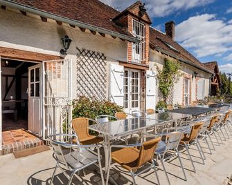 So Villa Bergerie (45) - Heated pool - Foot - 1h30 Paris - 30 p. - La Bussière - Patio