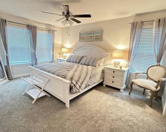 Minutes to the beaches of Pensacola & Navarre! New townhome is a perfect stay. - Navarre Beach - Bedroom