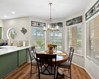 Hill Country Island Retreat - Lago Vista - Dining room