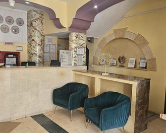 Hotel Sir Lujerului - בוקרשט - דלפק קבלה