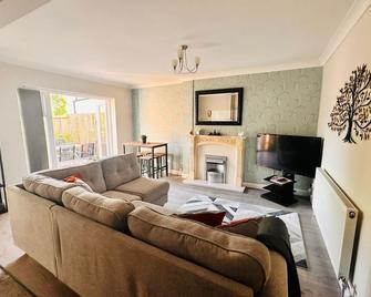 Birmingham Blissful Apartment with 2 Bedrooms - Birmingham - Living room
