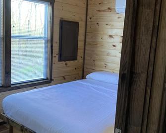 Tiny Homes for Rent, minutes to the Casino, Golf Course & Water Park. - Philadelphia - Schlafzimmer