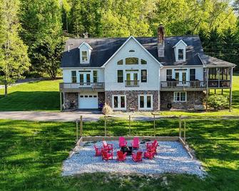 Stunning Views, Riverfront Privacy, 18-Acre Estate - Near Hikes, Wine/Breweries! - Charles Town - Gebäude
