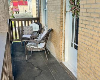 Centerally Located Apartment in Moundsville - Moundsville - Balcony