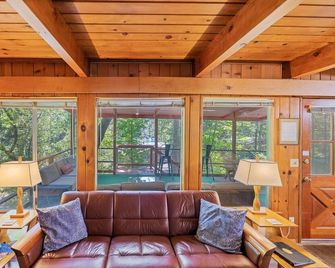 Lake view cabin, boat slip, deck with BBQ in Willow Cove - Bass Lake - Living room