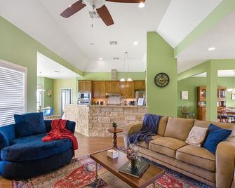 Family Ranch on 14 Acres Wiffle Ball & Disc Golf - Liberty Hill - Living room