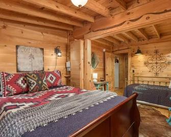 Canopy Woods - 2 beautiful homes with a hot tub - Mentone - Habitación