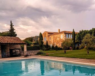 Gite A Clansayes In Drôme Provençale, In The Farmhouse 'La Bergerie Des Sources'. - Clansayes - Piscina