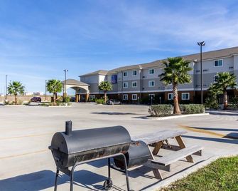 Super 8 by Wyndham Kenedy - Kenedy - Budova