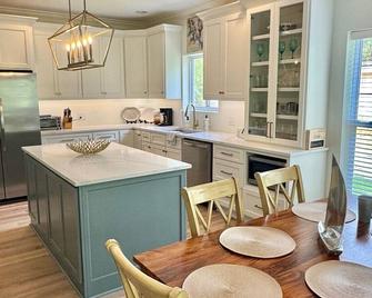 Your perfect lake getaway! Newly updated, spacious, and open. - Arley - Cocina