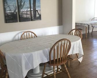 Large Country home near Lake Erie, fishing, beaches, skiing, golf & more. - Albion - Restaurant