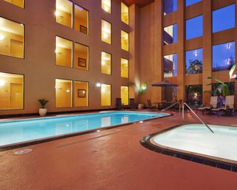 Holiday Inn Express Union City (San Jose) By IHG - Union City - Zwembad