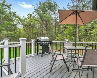 Modern Rustic Cabin - Walk to Lake & Trails - With Fire Pit - Serene Escape - Waterboro - Balcón