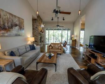 Private 3 bedroom house with a backyard & hot tub - Kyle