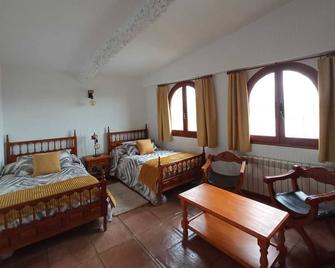 Casa Turística Villa Carmen, Con Amplio Jardin Que Incluye Barbacoa, 2 Porches, Parking Privado Y Piscina - Arenzana de Arriba - Bedroom