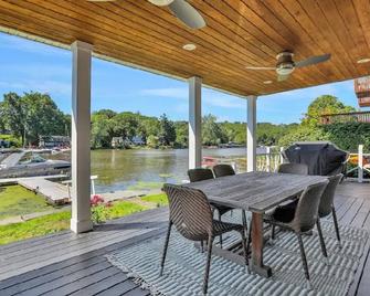 Charming 2-bedroom Waterfront home with boat access in Saugerties - Saugerties - Binnenhof
