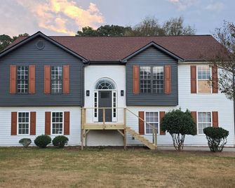 Newly Remodeled 5br Home | Spacious & Modern - Dacula - Edificio