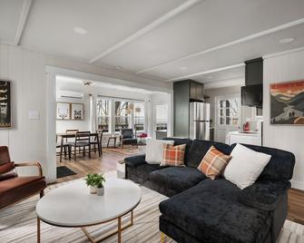 Hygge mountain retreat with stunning views - New Market - Living room